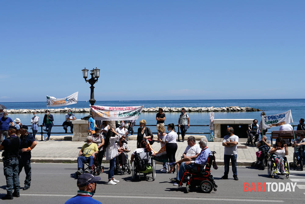 Bari, disabili in protesta: “Stop agli ausili, la Regione vuole la gara d’appalto”